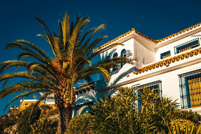 30 Signs That Scream Someone Grew Up Rich, As Pointed Out By Folks Online