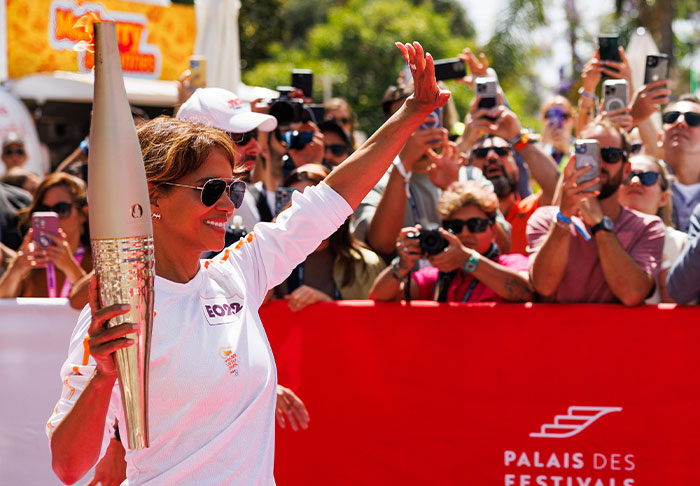 Snoop Dogg Carries Olympic Torch For Paris 2024 Games As "Special Correspondent" Snoop Dogg Carries Olympic Torch For Paris 2024 Games As "Special Correspondent"