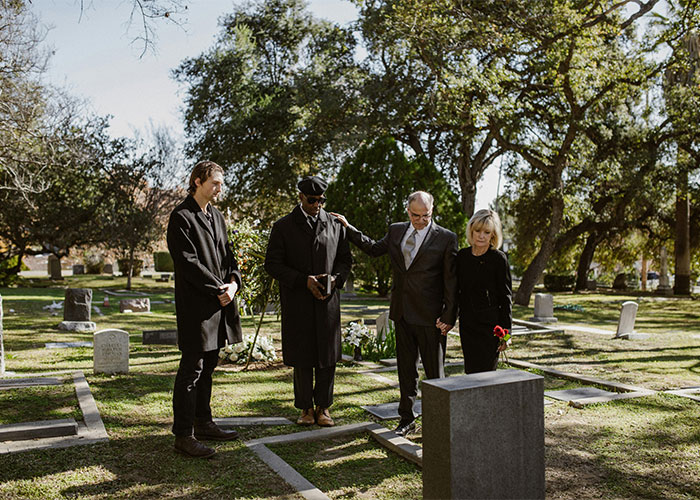 30 Wild Funeral Stories About Inappropriate, Weird Or Funny Things Happening