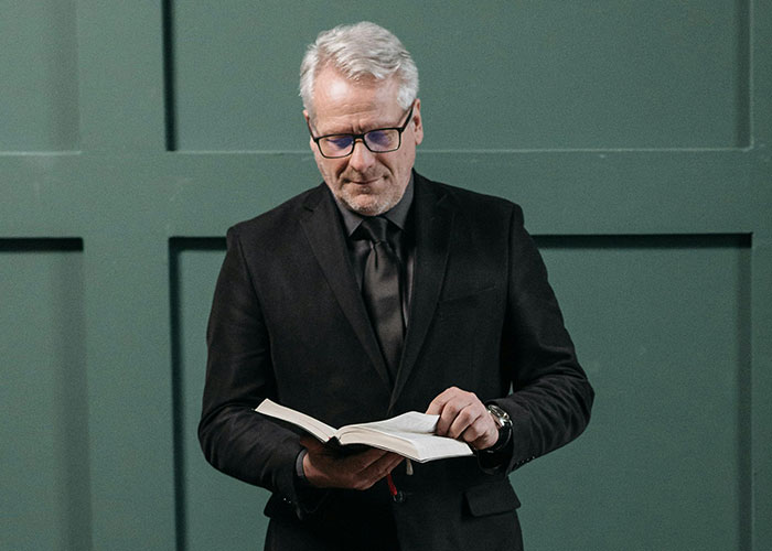 30 Wild Funeral Stories About Inappropriate, Weird Or Funny Things Happening