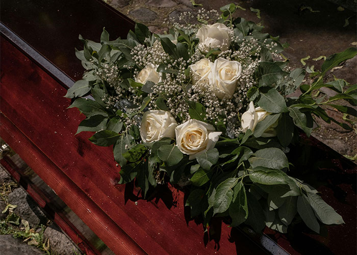 30 Wild Funeral Stories About Inappropriate, Weird Or Funny Things Happening