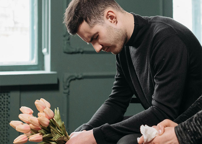 30 Wild Funeral Stories About Inappropriate, Weird Or Funny Things Happening