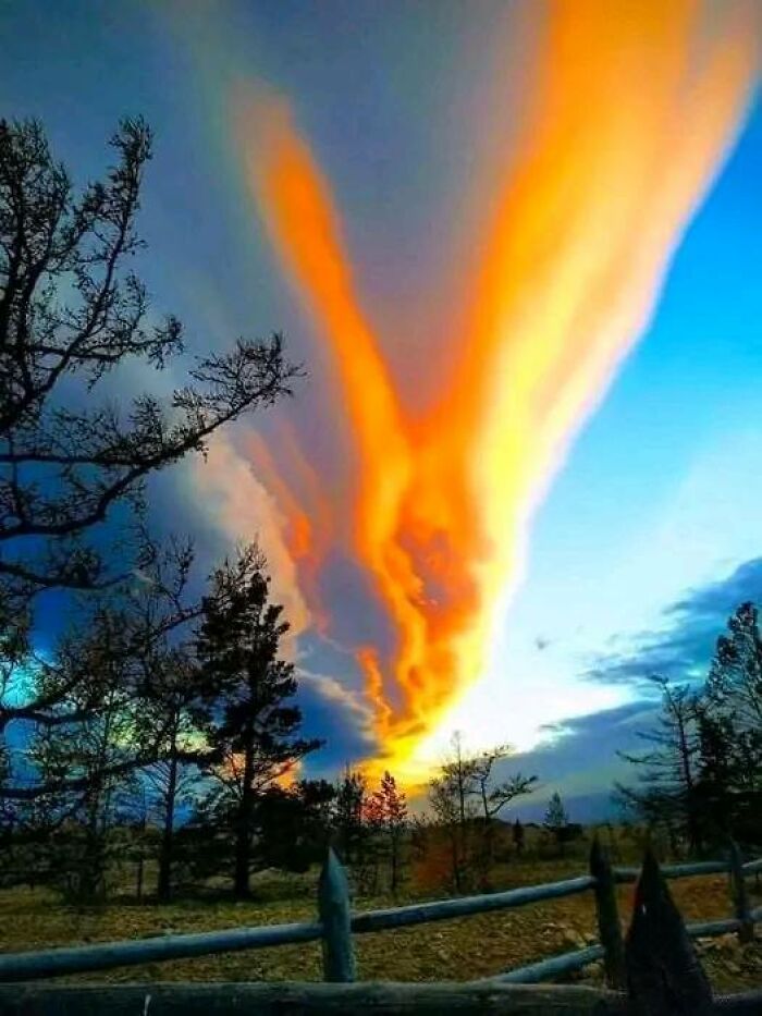 Looks Like God’s Hands Reaching Down 📷: Juju Stucchi