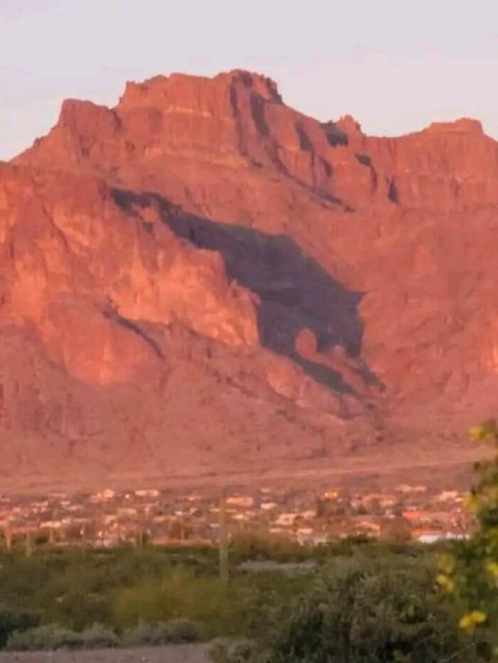Esta sombra en las montañas Superstition, Arizona, tiene forma de puma, y solo aparece dos veces al año durante aproximadamente una semana justo cuando se pone el sol.