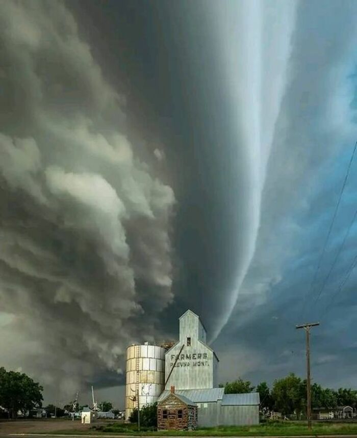 Imagine Getting A Storm Warning On Your Phone, And Looking Out The Window To See This. 📷: Texan Girl
