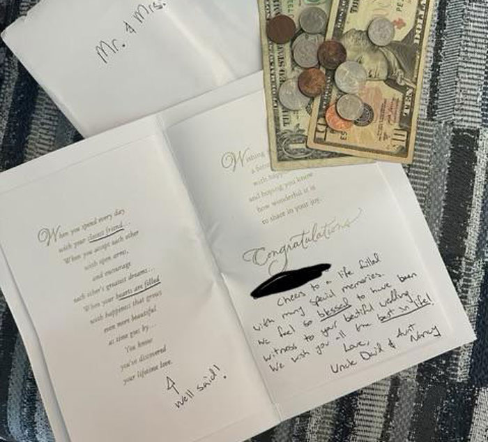 Couple Sneaks Into Random Wedding With 11 Dollar And 54 Cent Gift, Leaving Spouses In Stitches Couple Sneaks Into Random Wedding With 11 Dollar And 54 Cent Gift, Leaving Spouses In Stitches