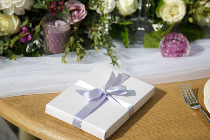 Couple Sneaks Into Random Wedding With 11 Dollar And 54 Cent Gift, Leaving Spouses In Stitches Couple Sneaks Into Random Wedding With 11 Dollar And 54 Cent Gift, Leaving Spouses In Stitches