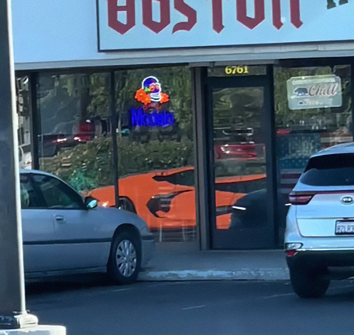 &ldquo;Where&rsquo;s The Car?&ldquo;: &ldquo;Glitch In The Matrix&rdquo; Has People Baffled