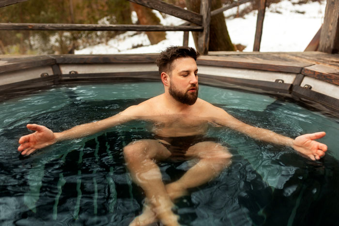 "Nude Hot Spring Guy" Is Shocked After Woman Tells Him To Wear Clothes Because She Brought Her Kids