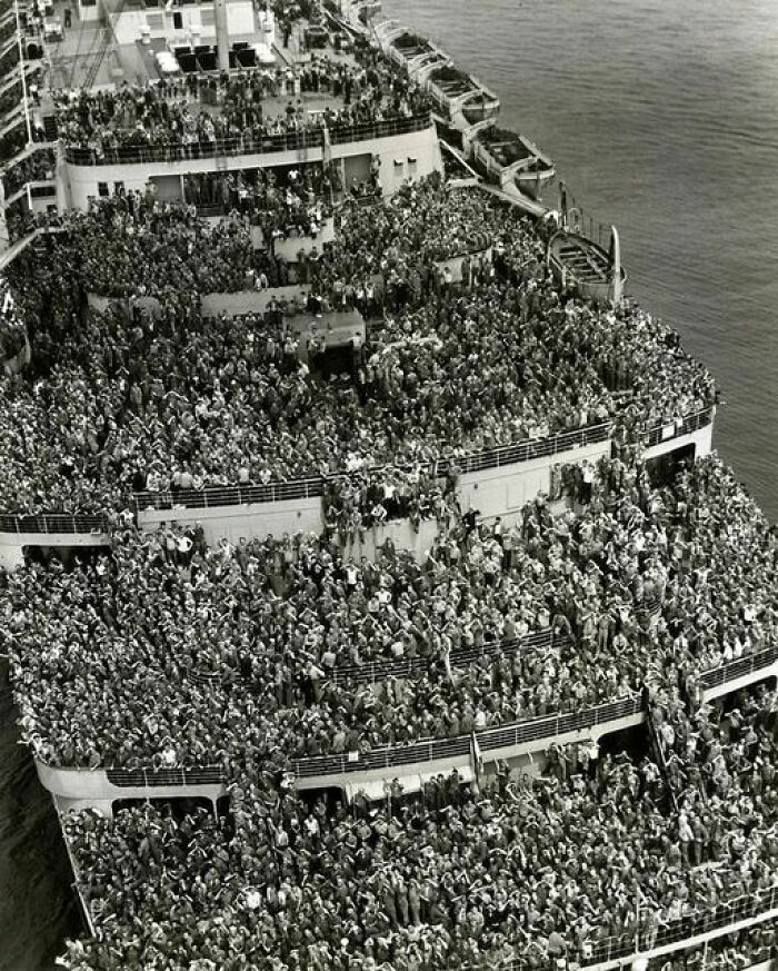 The Queen Mary Teeming With American Troops Returning To New York Harbor After The End Of Wwii, 1945