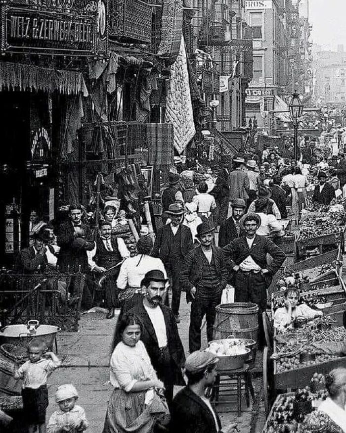 New York City's Vegetable Market Was Very Busy And Crowded In The 1900s. The Markets Here Could Have Seen The Same Rustle And Glamorous As The Vegetable Markets Of India