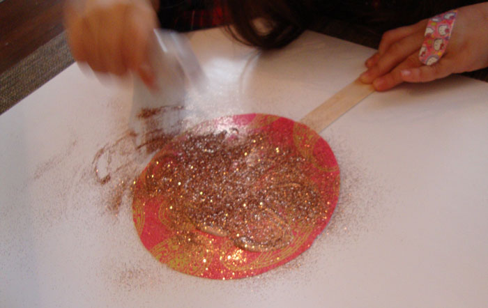“Enjoy Your Glitter Bomb”: Sparkly Genitalia Confetti Sticks To Man As Stepdaughter Gets Revenge “Enjoy Your Glitter Bomb”: Sparkly Genitalia Confetti Sticks To Man As Stepdaughter Gets Revenge