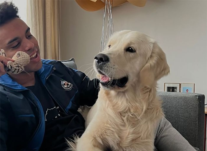 Video Of Guy Trying To Convince His Dog To Keep Walking Home Goes Viral As The Dog Refuses To Move Video Of Guy Trying To Convince His Dog To Keep Walking Home Goes Viral As The Dog Refuses To Move