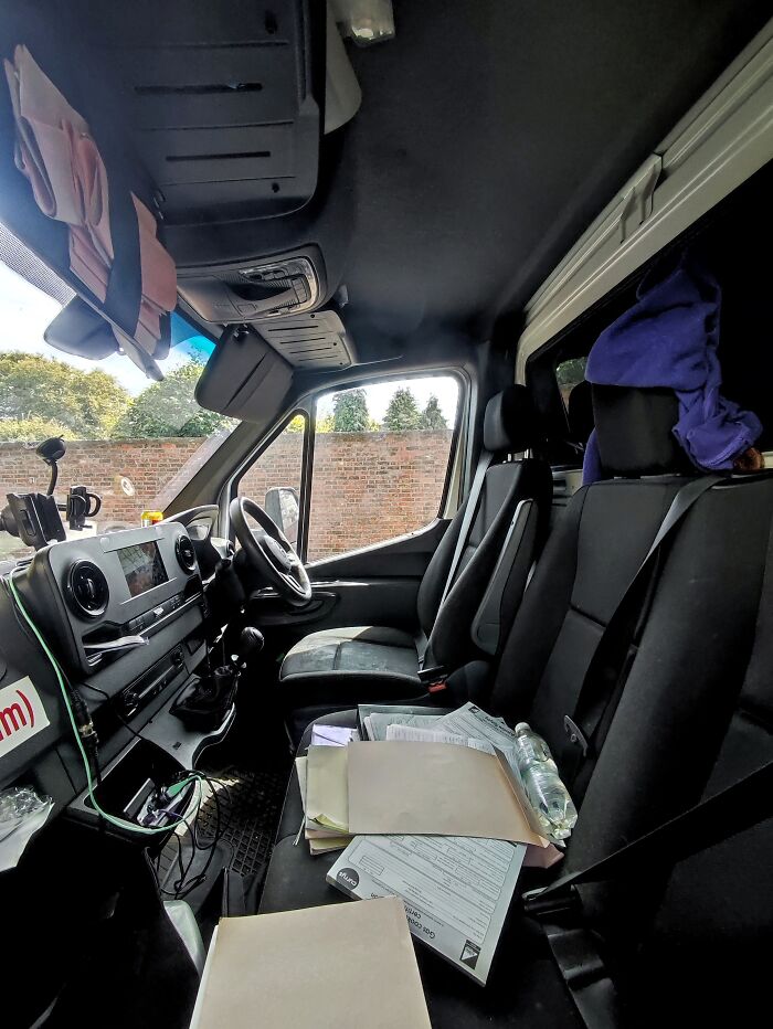 Peeking Inside Strangers' Cars: My New Photography Hobby (23 Pics)