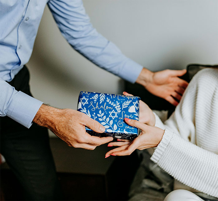 &ldquo;Inconsiderate, Insecure, Pompous&rdquo;: Brother's Thoughtless Gift Leads To Showdown At Dinner