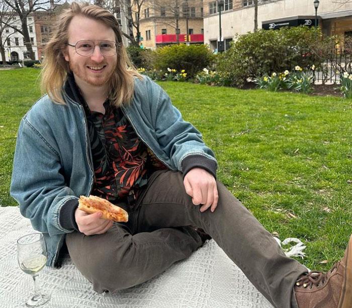 People Online Can&rsquo;t Get Enough Of Guy Who Rented A Billboard With A Humorous Ad To Get A Date