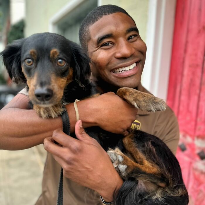 UPS Guy Takes Selfies With All The Neighborhood Dogs While Delivering Parcels (28 New Pics)