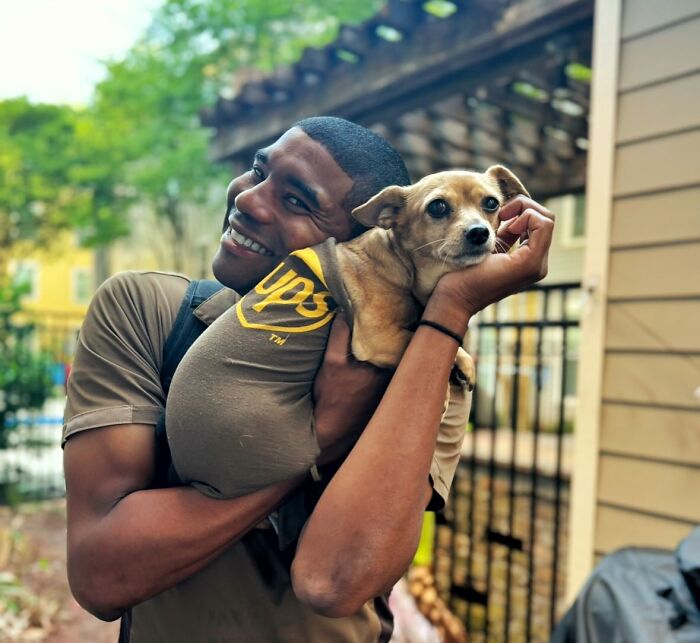 UPS Guy Takes Selfies With All The Neighborhood Dogs While Delivering Parcels (28 New Pics)