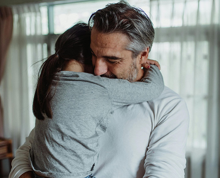 Man Suddenly Passes Out While Watching His Kids, 4 Y.O. Remains Calm And Manages To Get Help