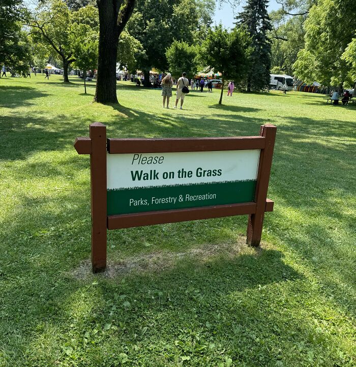 Por favor, camina sobre el césped