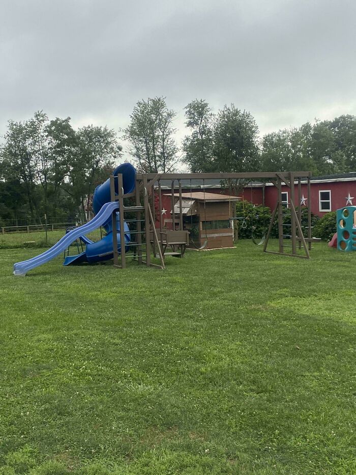 Neighbors Threw Out Their $5400 Play Set Because It Was “Rotten”. Just Needed Some Paint, Good As New