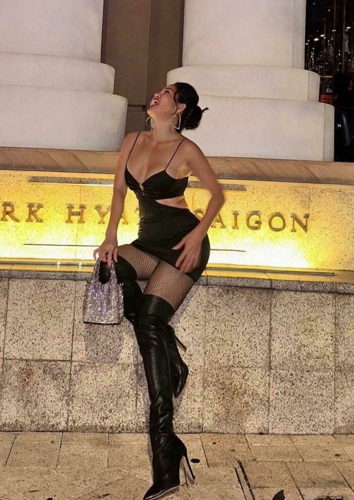 People In The Comments Were Complimenting The Size Of Her Waist 😶