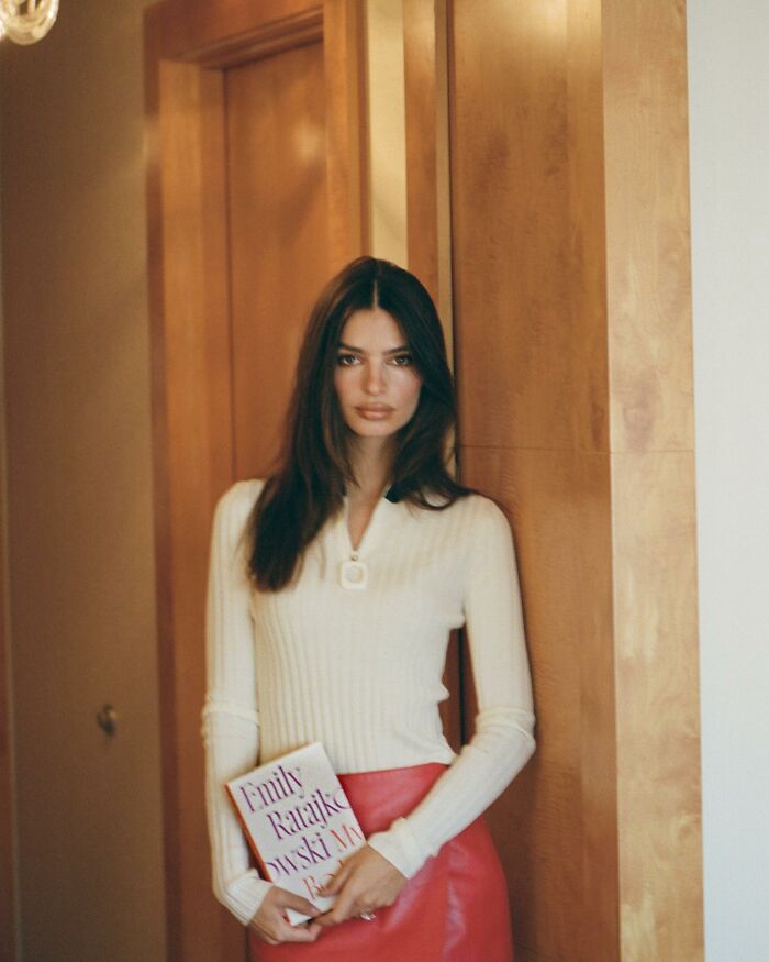 Emily Ratajkowski Blasts Body-Shamer For Telling Her To &ldquo;Put On A Shirt&rdquo; During Walk