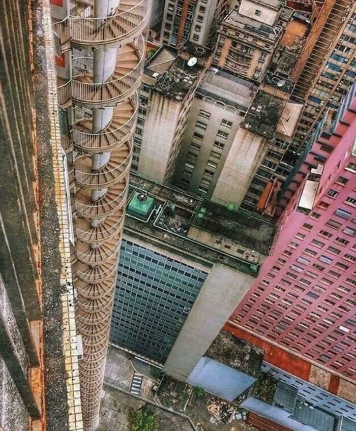 Vista aérea de escaleras de caracol extremadamente grandes en edificios altos mostrando por qué lo grande puede ser aterrador.