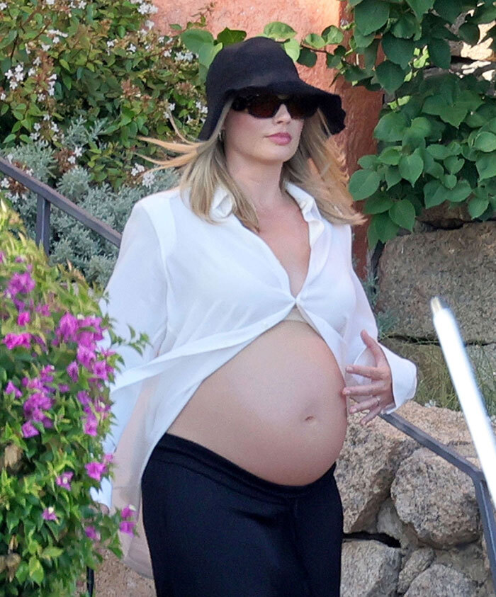 Margot Robbie Brutally Trolled For Showing Off Baby Bump: &ldquo;Have A Bit Of Decency&rdquo;