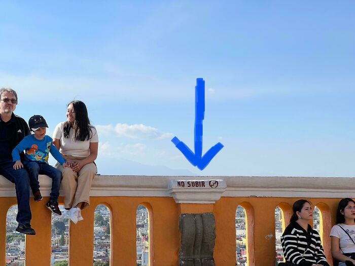 No Subir = "Don't Climb"