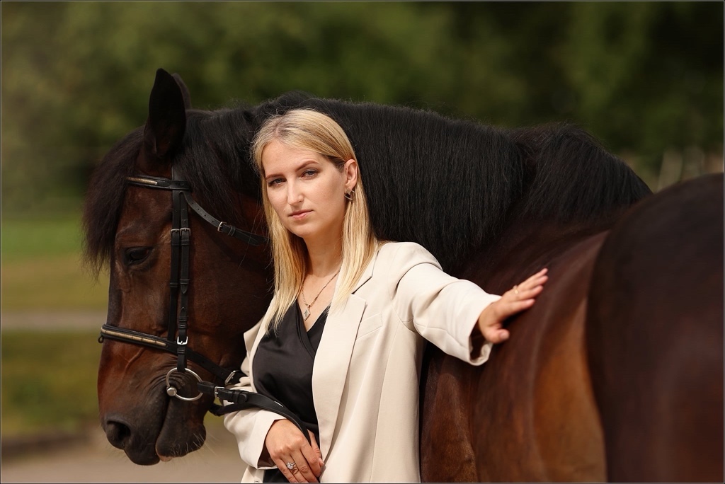 A Special Bond Between A Rescue Horse And His Owner&rsquo;s Fianc&eacute; Is Melting Hearts On The Internet