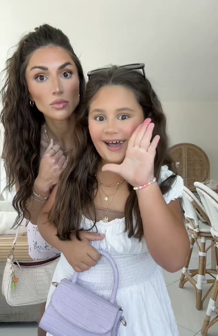 Adult Woman And 10 Y.O. Girl Share A Flight, Becoming BFFs In The Most Adorable Way Adult Woman And 10 Y.O. Girl Share A Flight, Becoming BFFs In The Most Adorable Way