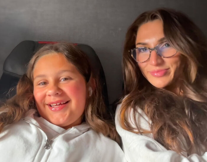 Adult Woman And 10 Y.O. Girl Share A Flight, Becoming BFFs In The Most Adorable Way Adult Woman And 10 Y.O. Girl Share A Flight, Becoming BFFs In The Most Adorable Way