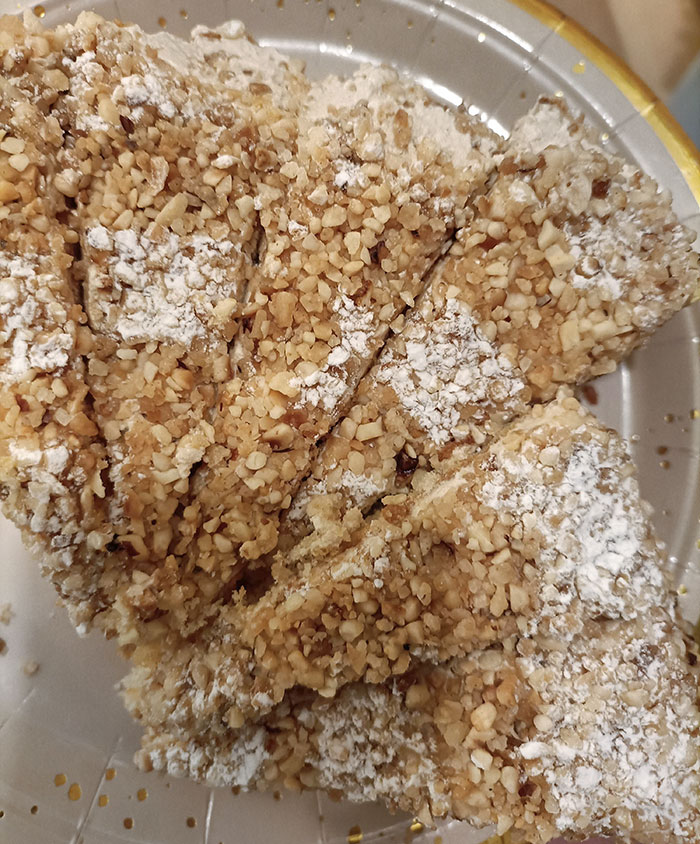 Mi madre me hizo tirar este pastel tan bonito porque nos lo regaló un vecino musulmán