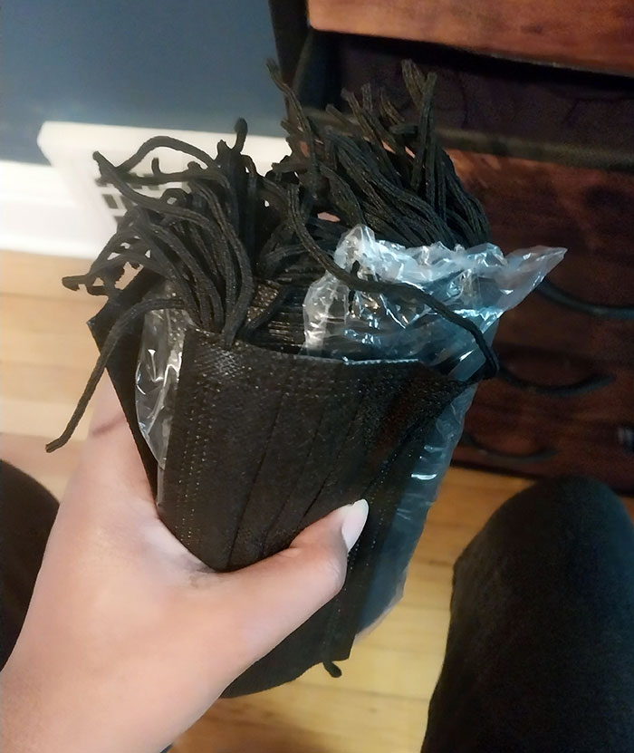 Mi madre se enfada porque sigo llevando mascarillas y entra en mi habitación y me las corta todas mientras estoy fuera