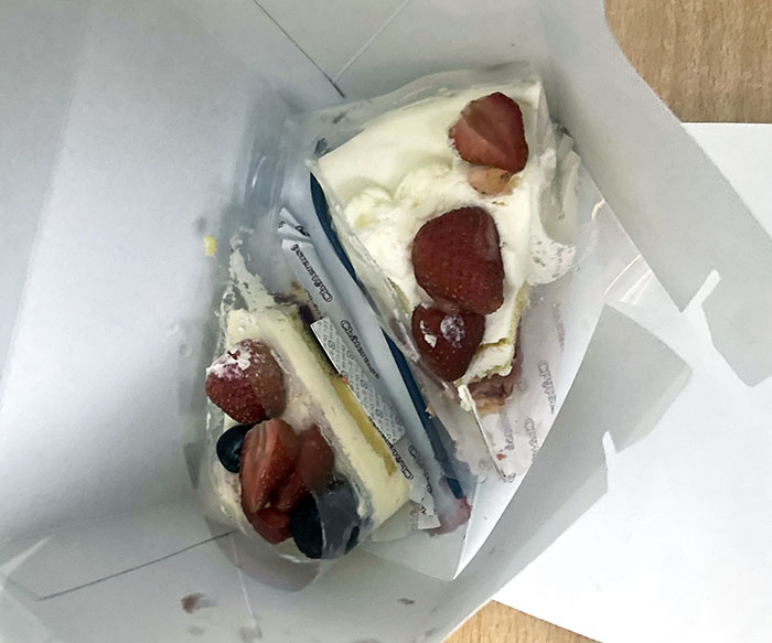 Mi madre le dio un mordisco a la tarta de cumpleaños que compré para mí