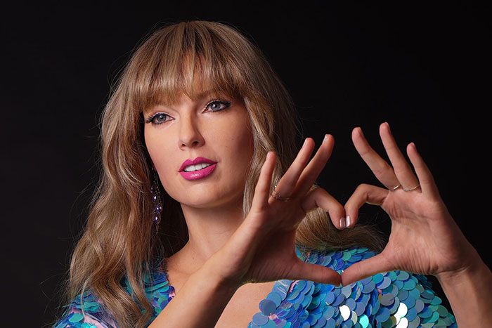 “I Ordered Taylor Swift From Wish”: Fans Roast Wax Museum’s Latest Statue “I Ordered Taylor Swift From Wish”: Fans Roast Wax Museum’s Latest Statue