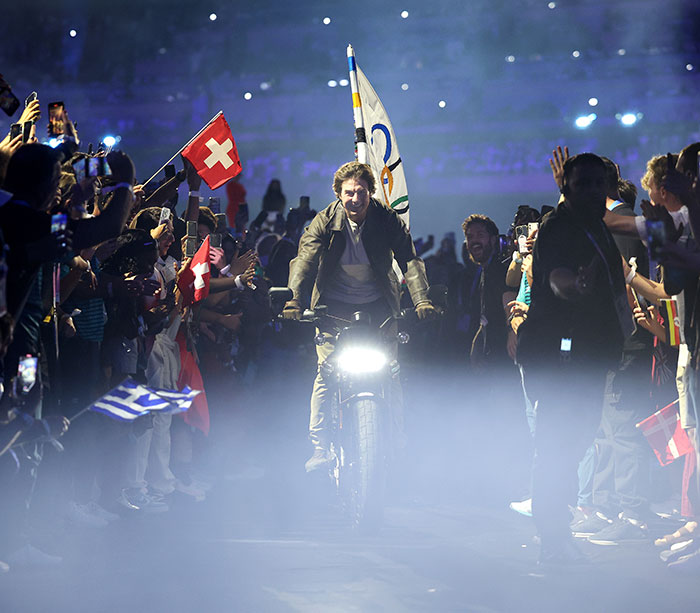 Tom Cruise’s Olympics Stunt Overshadowed By His “New Face” Tom Cruise’s Olympics Stunt Overshadowed By His “New Face”