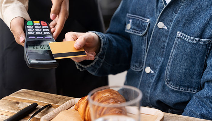 &ldquo;Tipping Is Out Of Control&rdquo;: Waitress Rejects 35% Gift Card Tip, Leaving Customer Confused