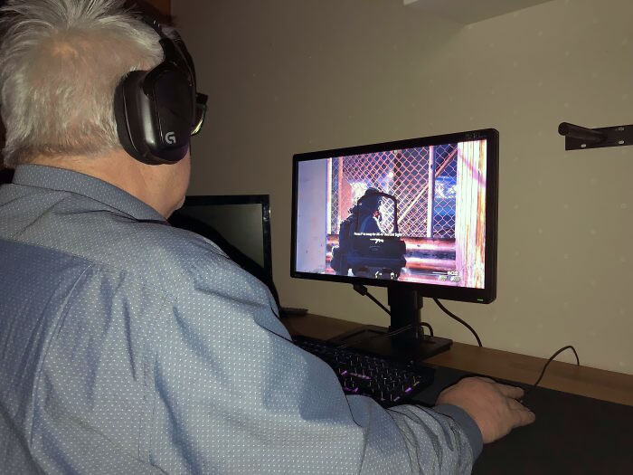 Picture Of My Grandfather Playing MW2 For The First Time