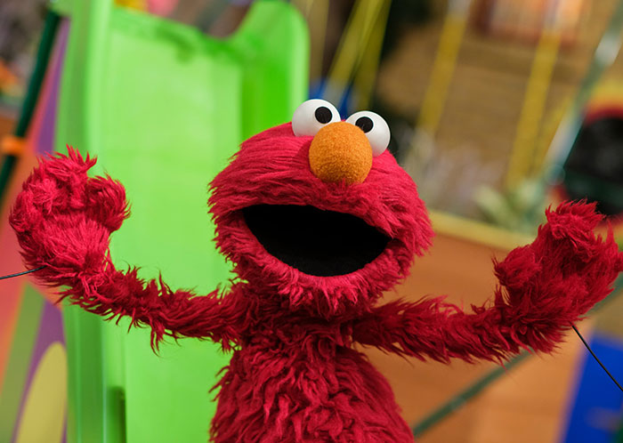 Nerdy Pommel Horse Guy’s Wholesome Interaction With Elmo Is Going Viral Nerdy Pommel Horse Guy’s Wholesome Interaction With Elmo Is Going Viral