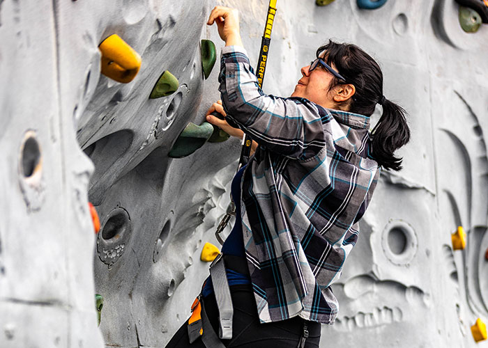 Friends Leave Obese Woman Behind As Her Weight Won&rsquo;t Let Her Rock Climb, Drama Ensues