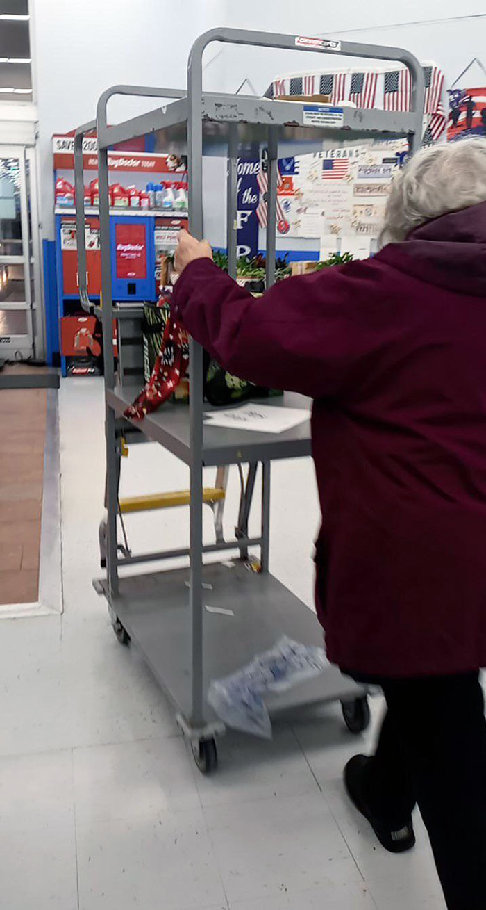 This Customer Decided A Top-Stock Cart Was More Suitable For Her Shopping Experience