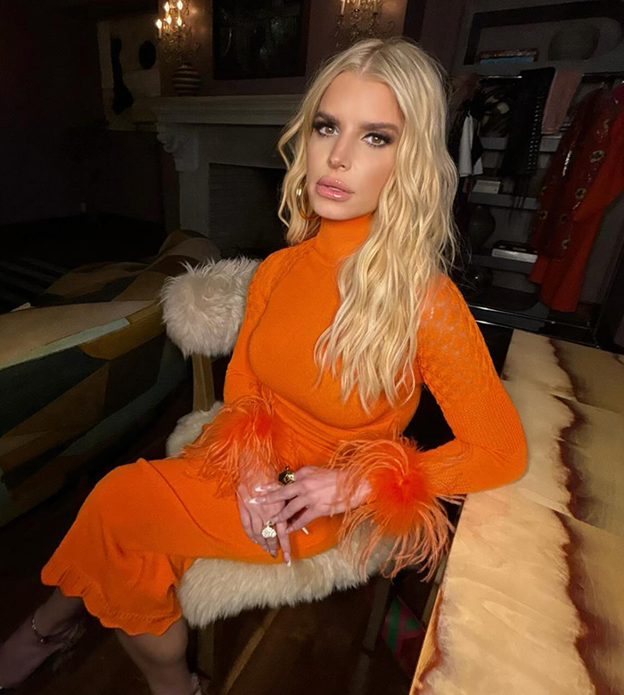 Jessica Simpson Mom-Shamed For &ldquo;Weird Pose&rdquo; With Daughters: &ldquo;Stop With The Stupid Faces!&rdquo;