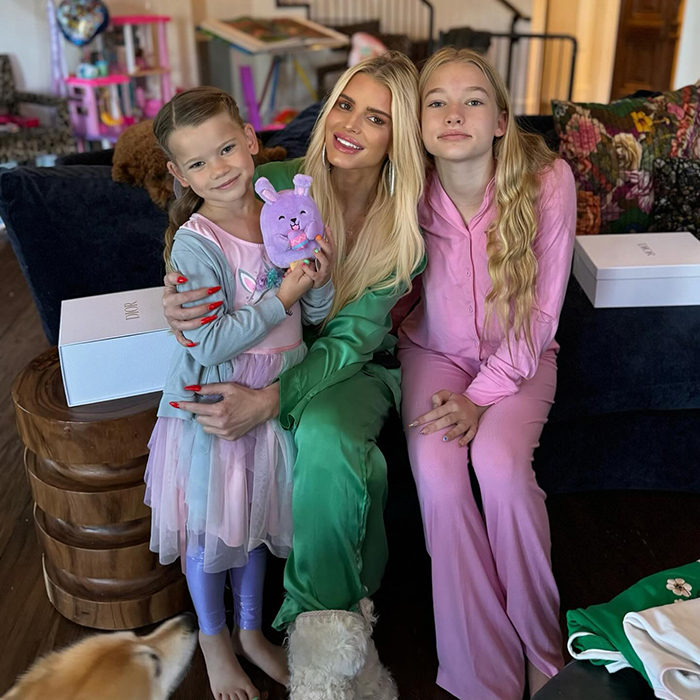 Jessica Simpson Mom-Shamed For &ldquo;Weird Pose&rdquo; With Daughters: &ldquo;Stop With The Stupid Faces!&rdquo;