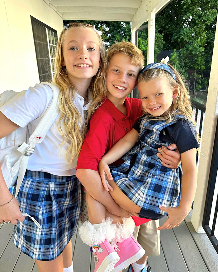 Jessica Simpson Mom-Shamed For &ldquo;Weird Pose&rdquo; With Daughters: &ldquo;Stop With The Stupid Faces!&rdquo;