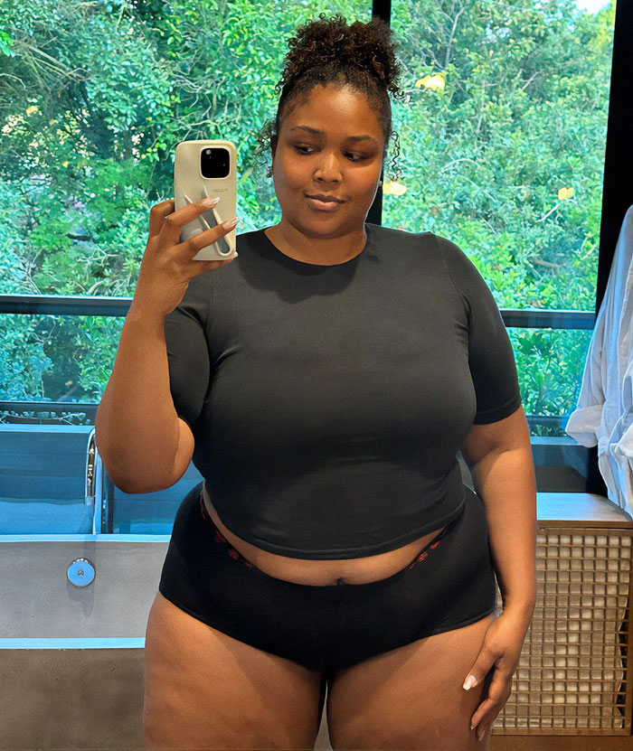 Lizzo’s Stunning Weight-Loss Transformation Sparks Debate As Singer Focuses On Her “Peace” Lizzo’s Stunning Weight-Loss Transformation Sparks Debate As Singer Focuses On Her “Peace”