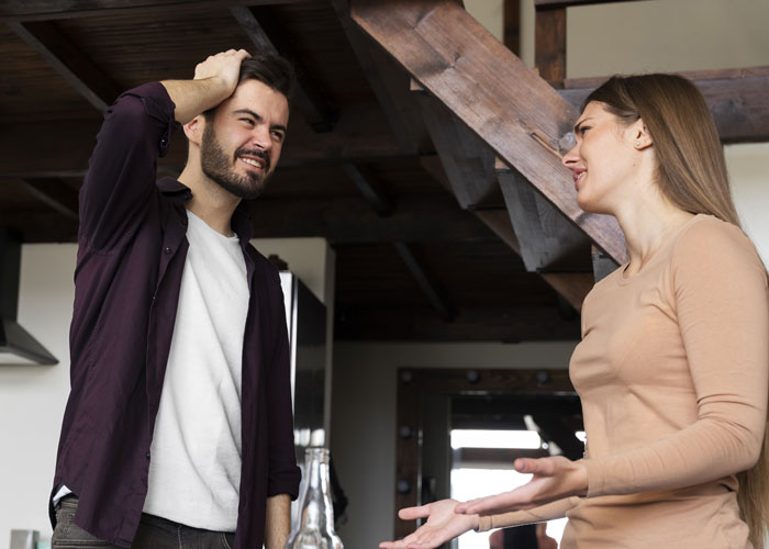 Husband Keeps Introducing Woman As Aquarium Guide Instead Of Marine Biologist, She’s Had Enough Husband Keeps Introducing Woman As Aquarium Guide Instead Of Marine Biologist, She’s Had Enough