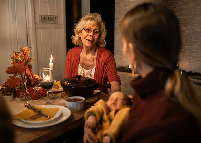 Man Chooses Mom Over Wife And Their Daughter, Makes Wife Seriously Question Their Future Man Chooses Mom Over Wife And Their Daughter, Makes Wife Seriously Question Their Future