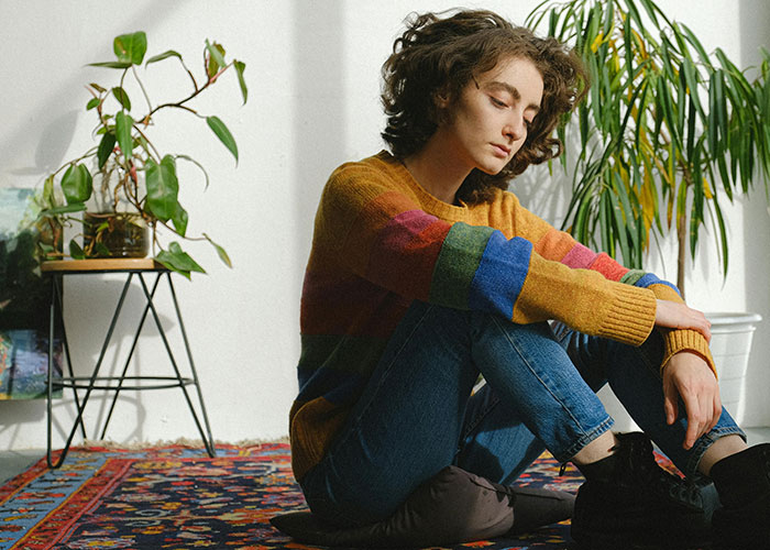 &ldquo;We Called The Police&rdquo;: Newcomer Discovers Her Bench And Plants Displayed In Neighbors&rsquo; Yard